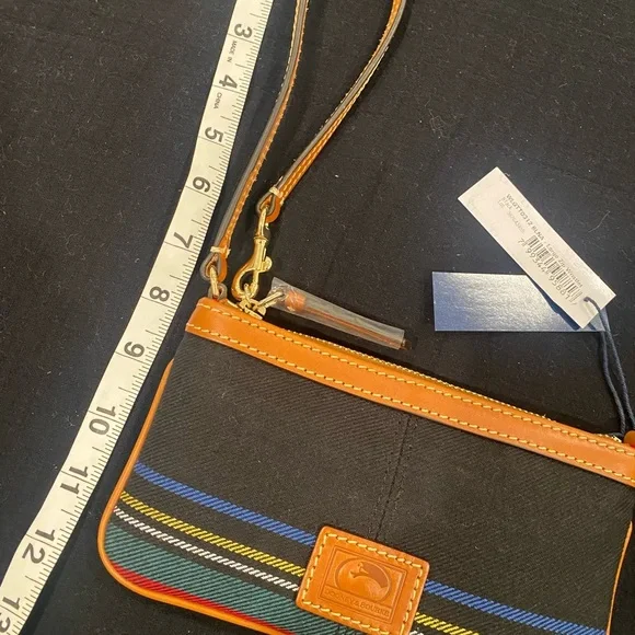 DOONEY & BOURKElarge zip wristlet! Such a pretty plaid with tan leather trim!